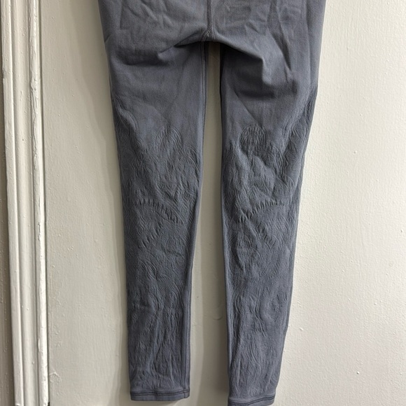 Lululemon Reveal Crop *Zen Expression~ Solar Grey ~ size 8 - Picture 12 of 16
